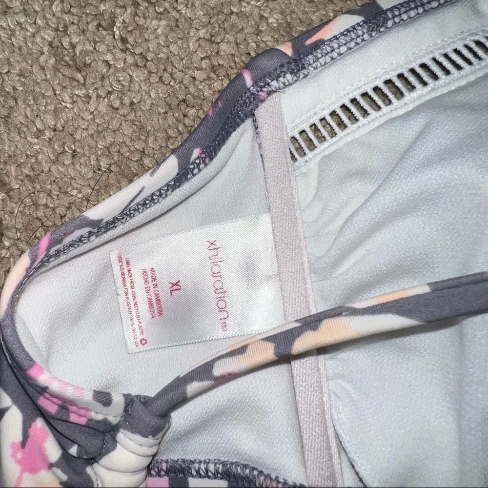 3/$25 🍄 Xhilaration Gray and Pink Strappy Floral Bikini Top Size XL